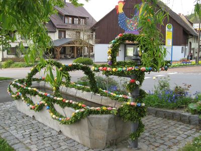 Daisendorfer Brunnen mit Osterschmuck