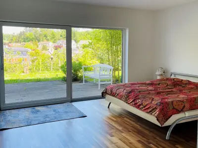 Schlafzimmer mit Gartenblick