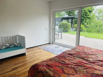 Schlafzimmer mit Kinderbett