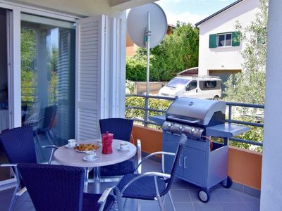 Die überdachte Terrasse mit Tisch und Stühlen, auf der Sie Ihr Frühstück genießen können
