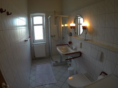 Bad/Dusche. Badezimmer mit Dusche (flacher Einstieg), Waschtisch, WC