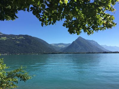 Strandweg mit Sitzbänken und 2 Restaurants