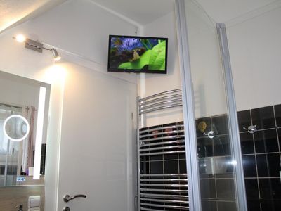 Bad mit Badewanne, Duschvorrichtung, WC, TV und DVD, Hifianlage mit USB