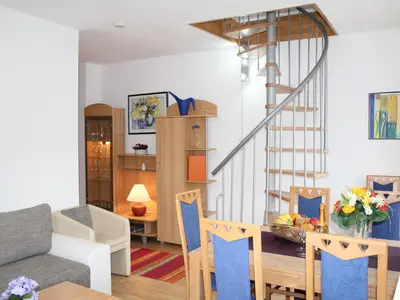 Wohnraum 1 mit Essecke und Aufgang mit Wendeltreppe zu Zusatzapartment Wohnraum 1 mit Essecke und Aufgang mit Wendeltreppe zu Zusatzapartment