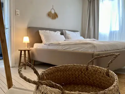 Schlafzimmer mit hochwertigem Doppelbett