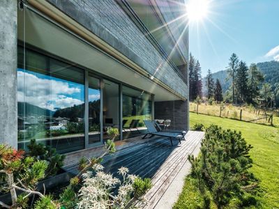 Großzügige Terrasse mit stilvollem Sonnenschutz