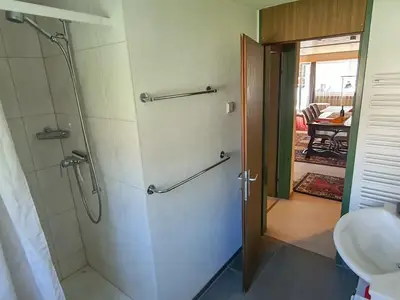 Bad mit Dusche und WC