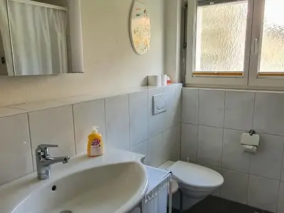 Bad mit Dusche und WC