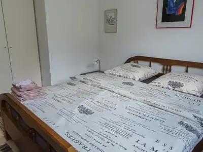 Schlafzimmer 1 mit Doppelbett