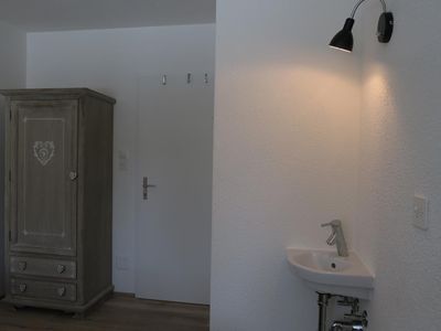 Schlafzimmer 2, separates Lavabo.