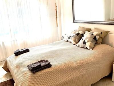 Schlafzimmer mit hochwertigem Boxspringbett, Duvets und Kissenauswahl