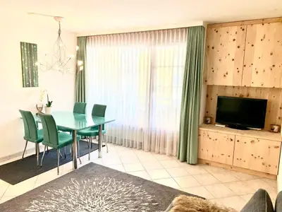 Bequemes Wohnzimmer mit Balkon