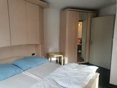 Schlafzimmer 1