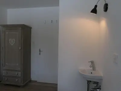 Schlafzimmer 2, separates Lavabo.