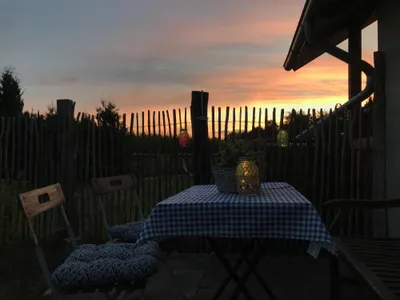 Sonnenuntergang auf der Terrasse im Garten