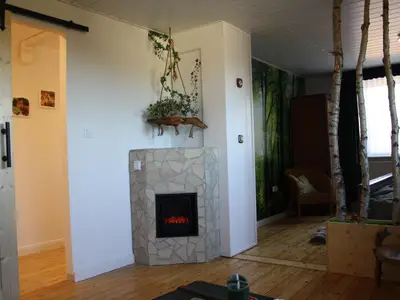 FW Fuchsbau Wohn-Schlafzimmer mit Kaminlicht