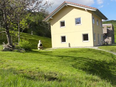 Ferienhaus Bual da Rumein - Hausansicht Sommer von Westen