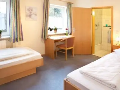 Zweibettzimmer mit eigener Dusche