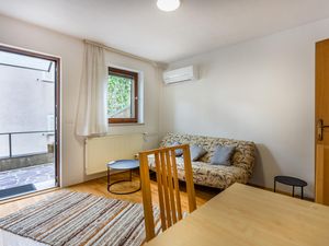 24016445-Ferienwohnung-4-Dekani-300x225-1