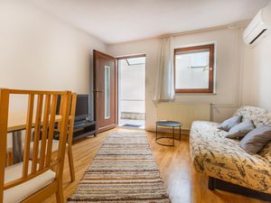 24016445-Ferienwohnung-4-Dekani-300x225-2