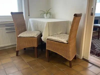 Gemütliche Sitzecke mit Schiebetür zum Wohnzimnmer