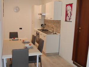 22440039-Ferienwohnung-4-Desenzano Del Garda-300x225-5