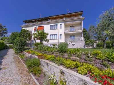 Das Mehrfamilienhaus mit der Wohnung im Erdgeschoss auf der rechten Seite