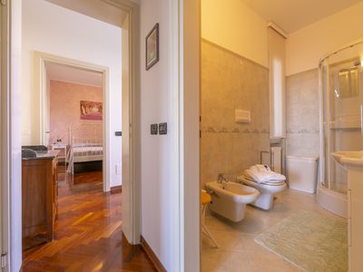 Das Badezimmer mit Dusche, Bidet und Toilette und der Eingang zum Schlafzimmer