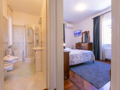 Das Badezimmer und der Eingang zum Hauptschlafzimmer