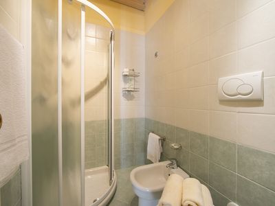 Badezimmer mit Dusche, Toilette und Bidet