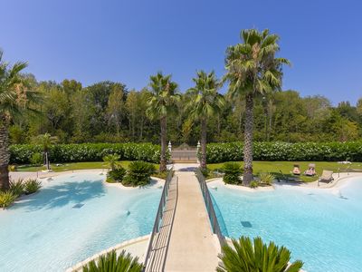 Gemeinsamer Garten mit Schwimmbad