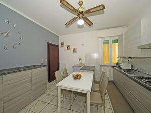 23989865-Ferienwohnung-5-Desenzano Del Garda-300x225-4