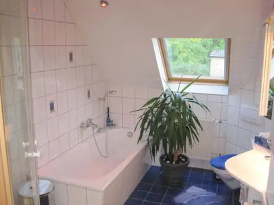 Badezimmer mit Wanne und Dusche Badezimmer mit Wanne und Dusche