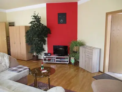 TV und Kleiderschrank im Wohn- und Schlafraum