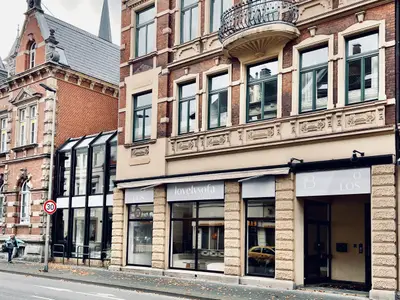 Direkt neben dem Historischen Postgebäude