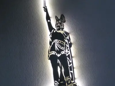 Hermannsdenkmal beleuchtet an der Hauswand