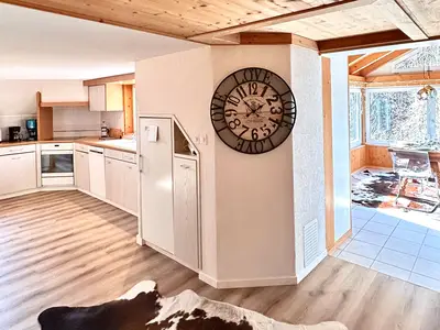 Foyer mit Blick zur Küche und zum Esszimmer.