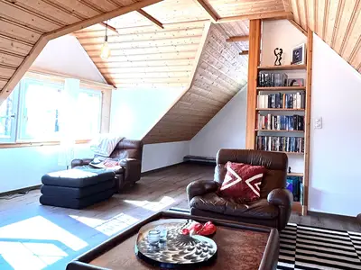 Wohnzimmer mit Blick Richtung Austausch-Bibliothek.