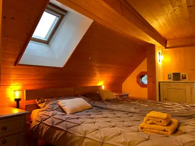 Schlafzimmer links mit zwei Einzelbetten (kann auf Wunsch zu einem Doppelbett umgebaut werden.