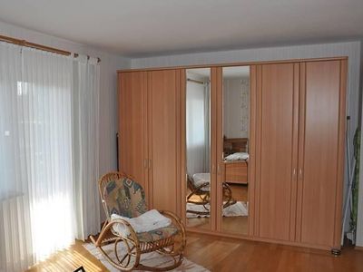 Schlafzimmer mit Schrank