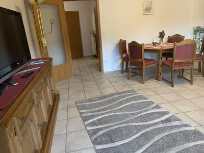 Wohnzimmer mit Esstisch