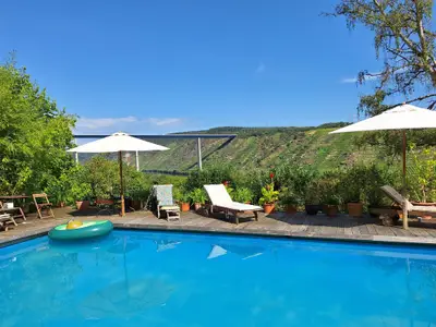 Poolblick auf die Weinberge