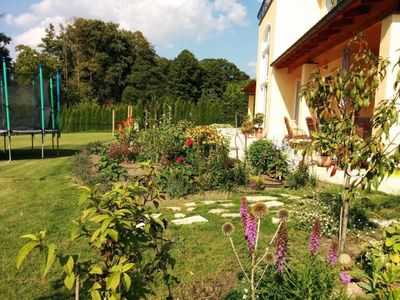 Großzügige, sonnenbeflutete und blickgeschützte Terrassenfächen