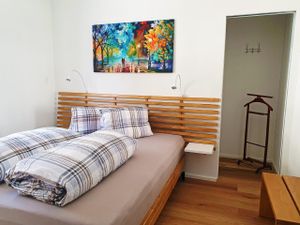 Zimmer 1 mit Bett (160cm x 200cm) und begehbarem Schrank