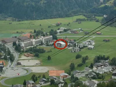 rot eingekreist, Bildmitte: Haus aus der Seilbahn