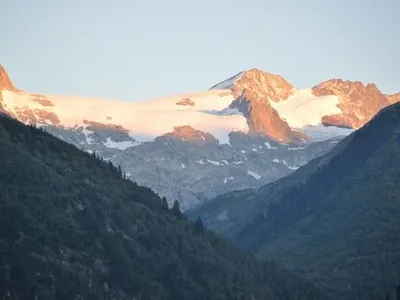 Sommer: Sicht aus dem Wohnraum, Süden, zum Medelser Gletscher