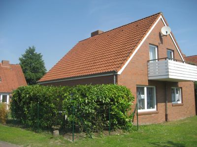 Außenansicht auf das Haus mit Balkon