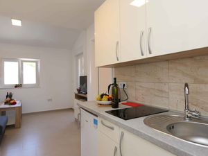 23778002-Ferienwohnung-2-Dobrinj-300x225-5