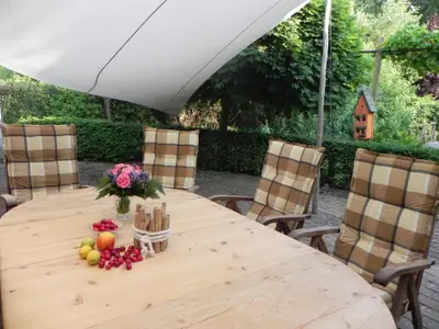 am großen Tisch schmeckt das Frühstück besonders gut
