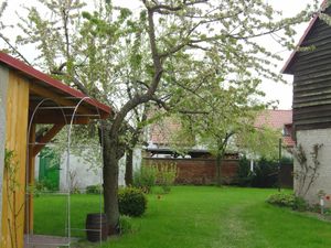 rechts, Stitzplatz im Garten